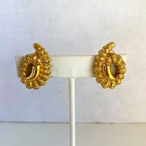 Vintage Monet Gold Tone a lip on earrings